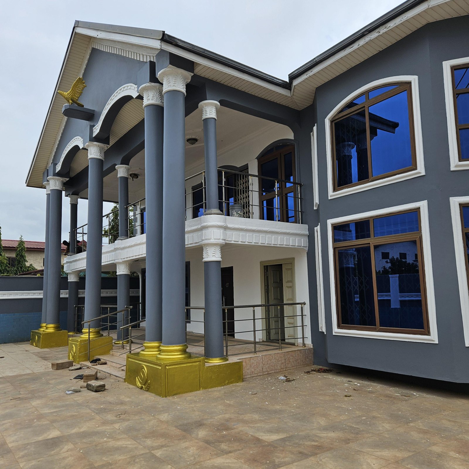 8 bedroom ensuite house for sale