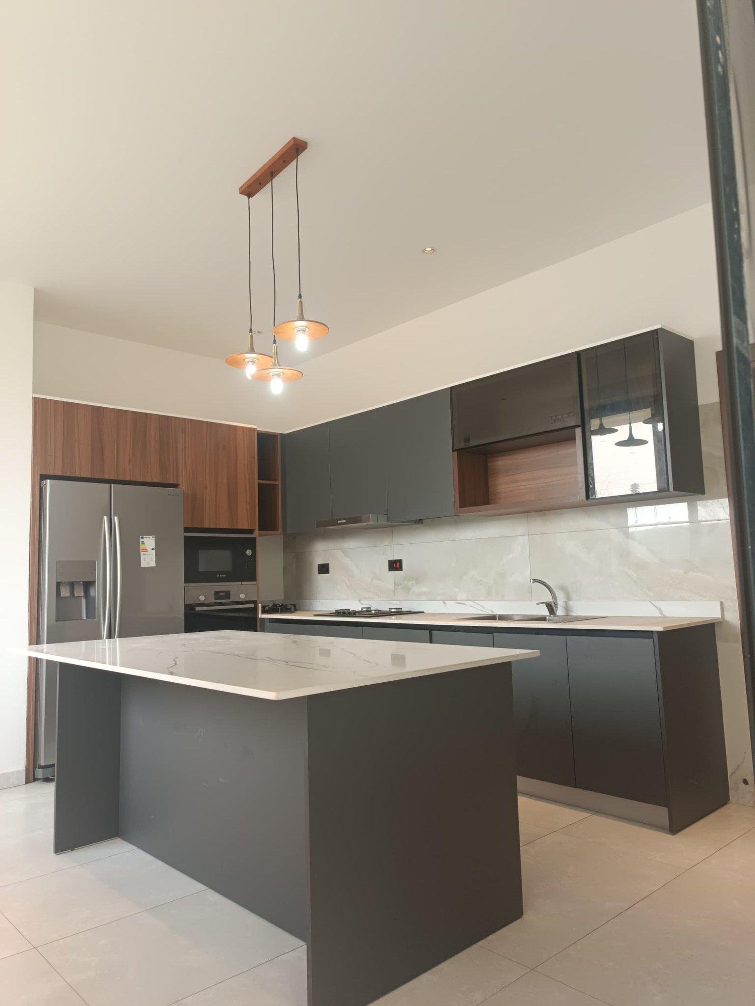 3 bedrooms house with 1BQ