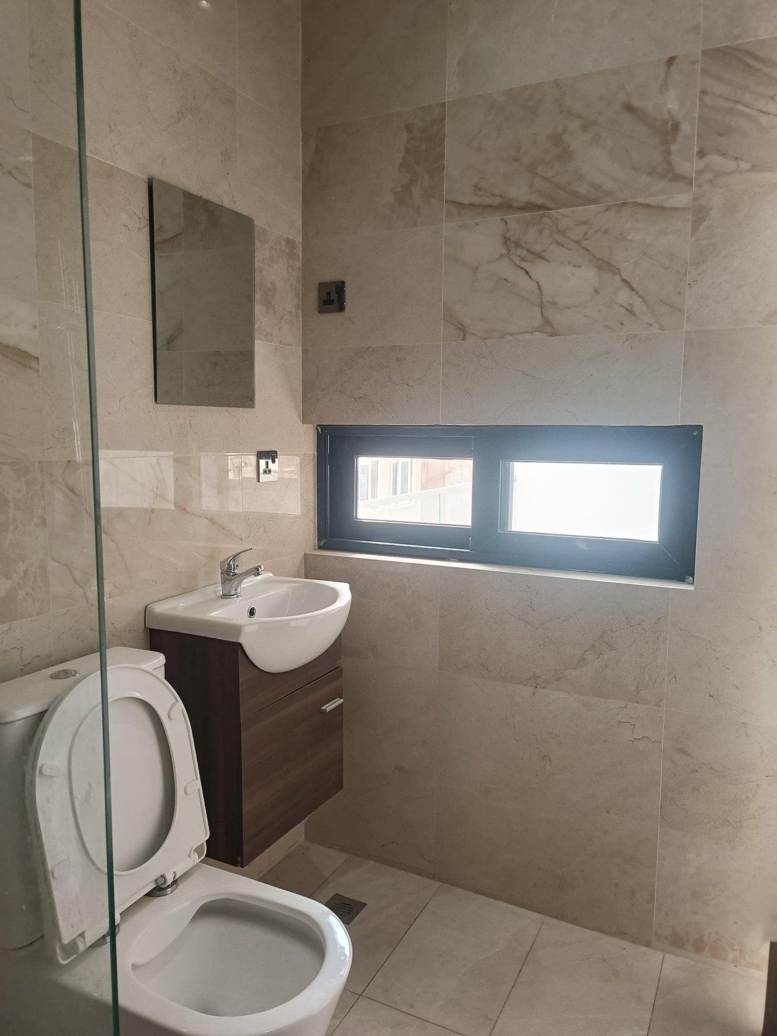 3 bedrooms house with 1BQ