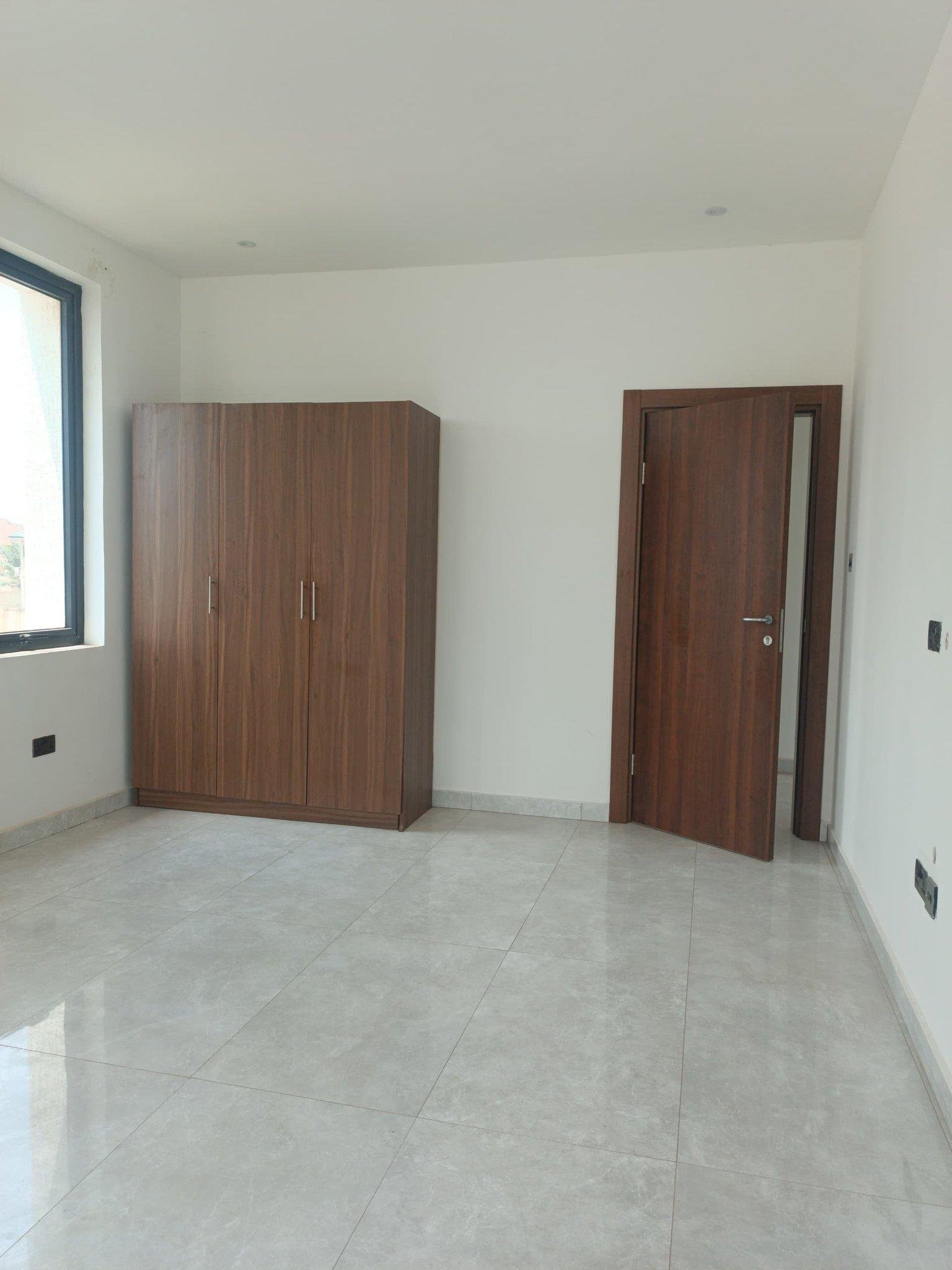 3 bedrooms house with 1BQ