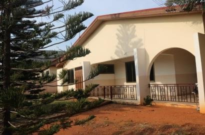 Elegant 5-Bedroom Home in Community 22, Tema!