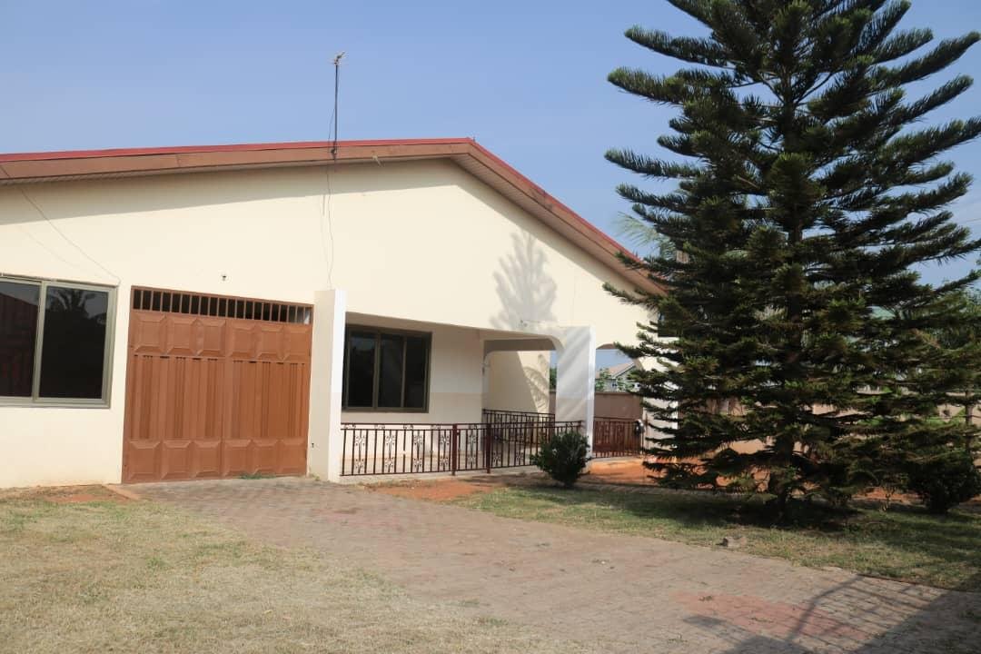 Elegant 5-Bedroom Home in Community 22, Tema!