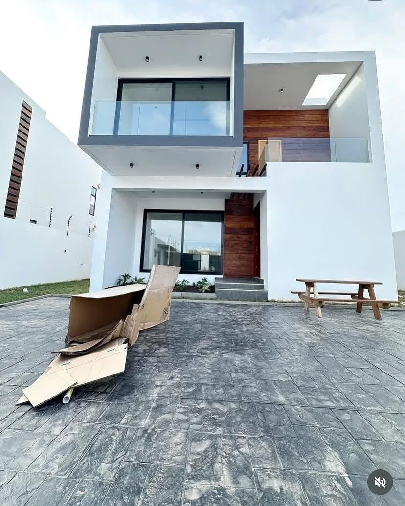 Luxury 4 bedroom house with pool Eastlegon