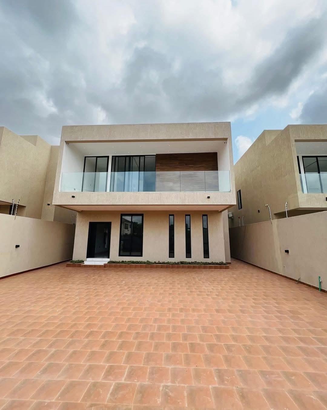 Luxury 4 bedroom house in Eastlegon hills