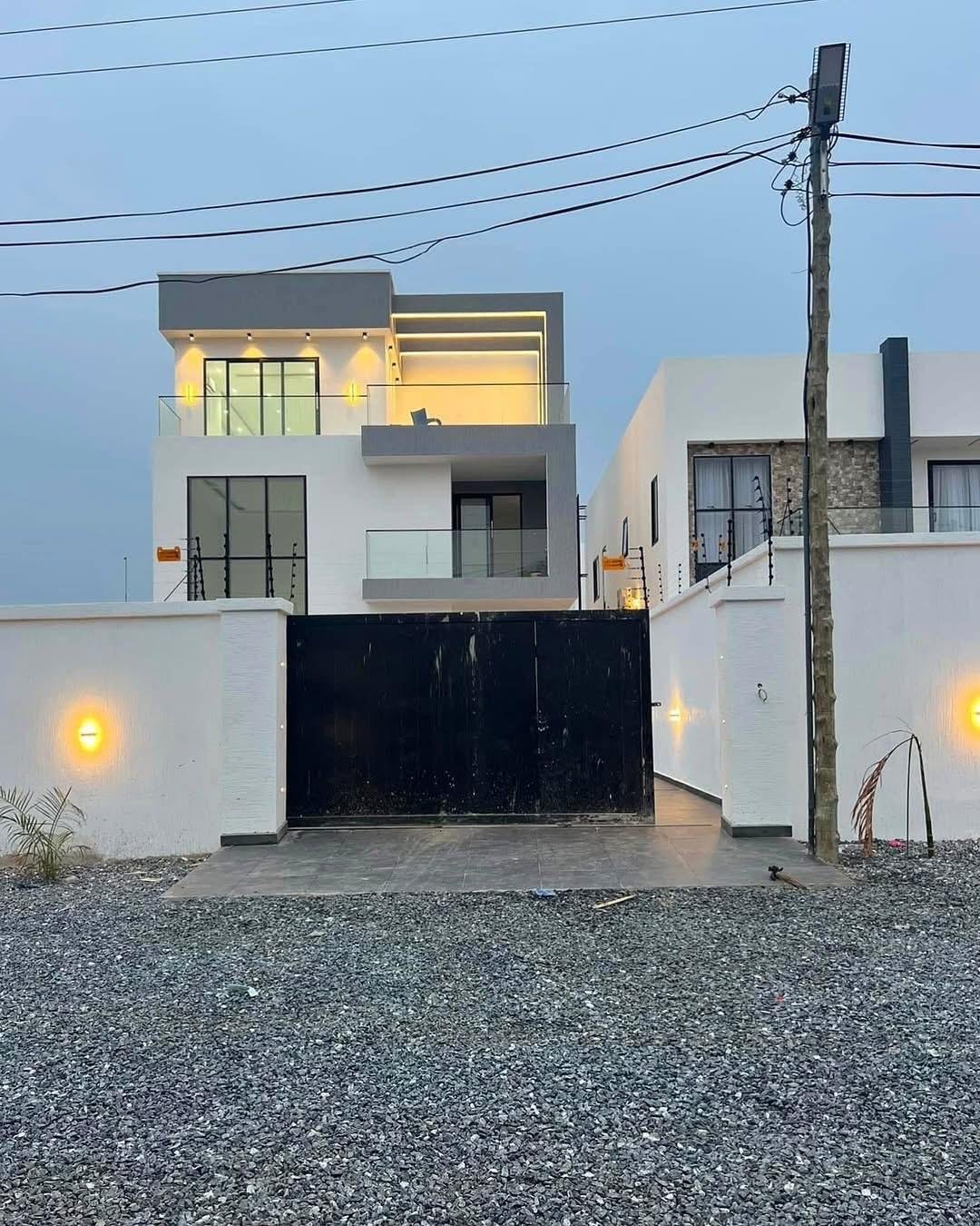 Luxury 4 bedroom with pool Ashaley Botwe