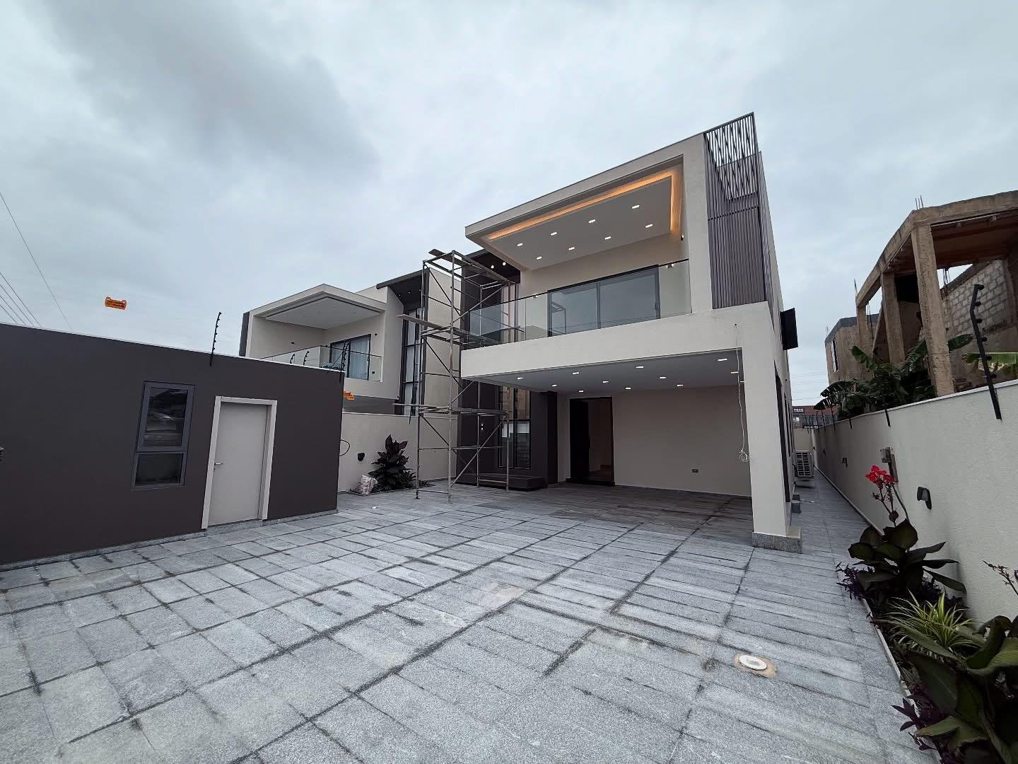 Luxury 4 bedroom house in Ashaley Botwe