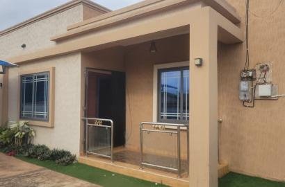 3 bedroom house Located at Lakeside Estates