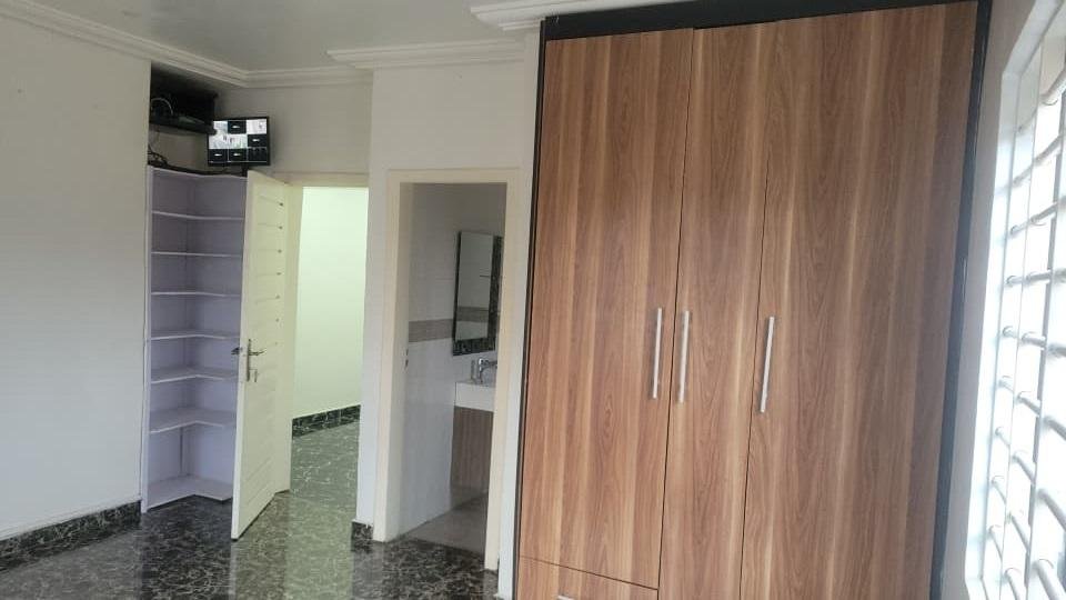 3 bedroom house Located at Lakeside Estates