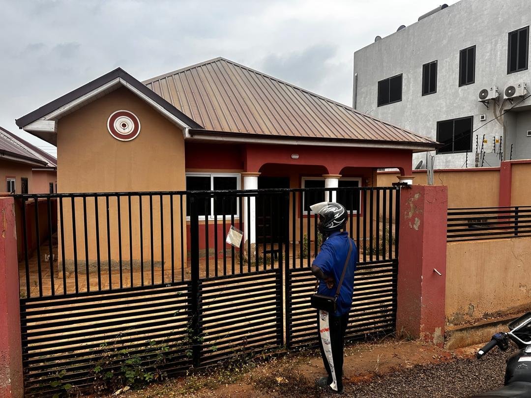 2 bedrooms house at Adom Estate, Tema Community 25