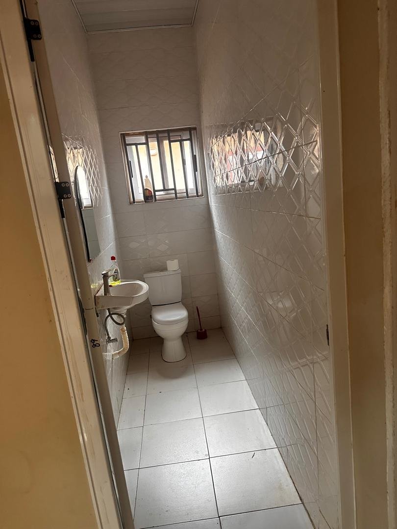 2 bedrooms house at Adom Estate, Tema Community 25