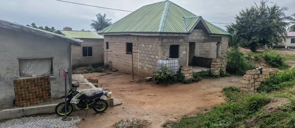 2-Bedroom Self-Contained House + 2 Single Self-Contained Units for Sale – Amasaman Danchira